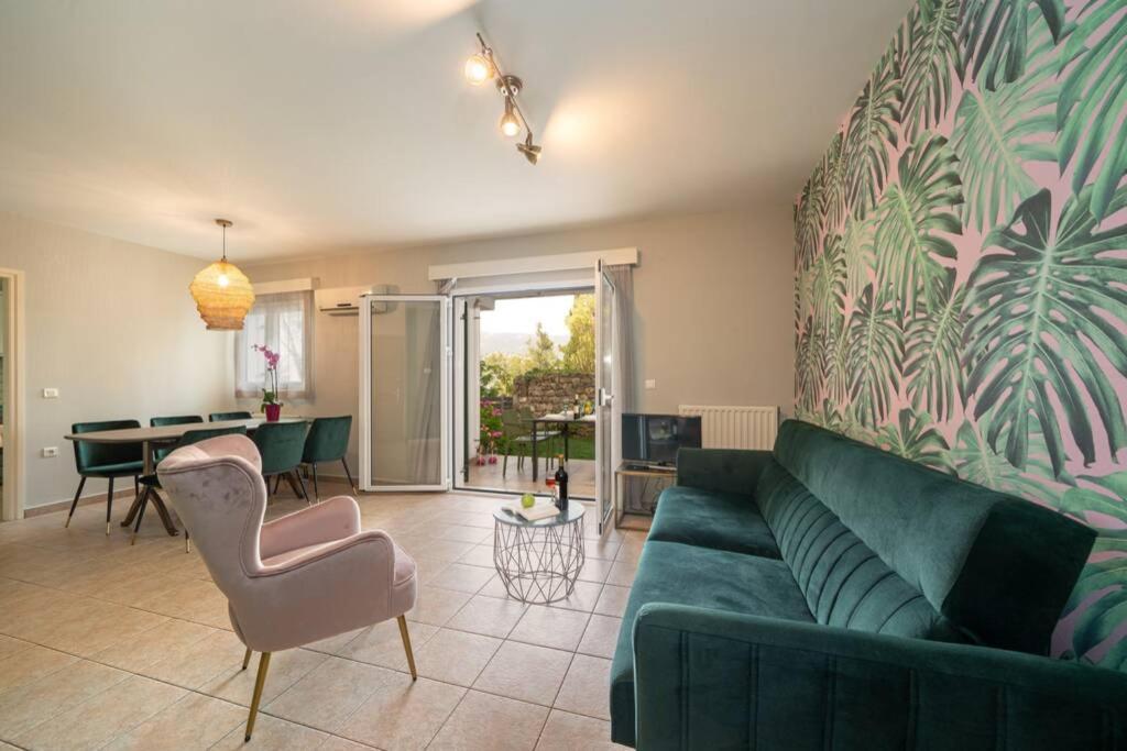Central & Elegant Suite With Private Garden Аргостолион Екстериор снимка