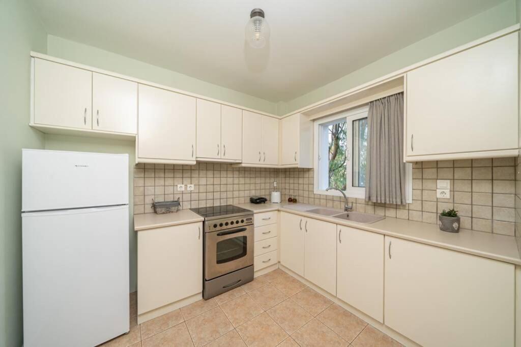 Central & Elegant Suite With Private Garden Аргостолион Екстериор снимка