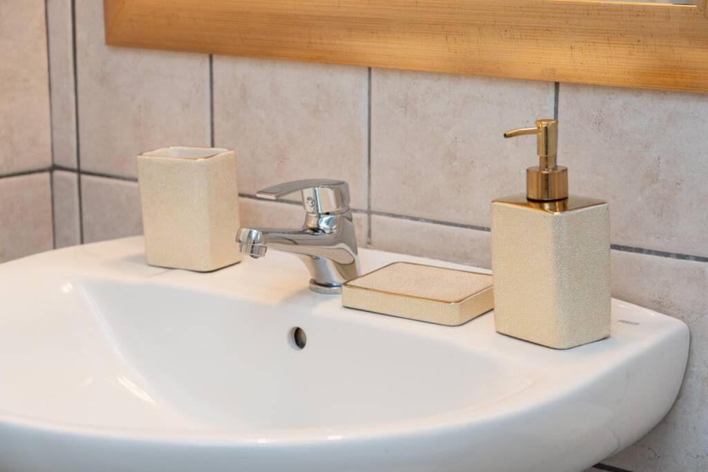 Central & Elegant Suite With Private Garden Аргостолион Екстериор снимка