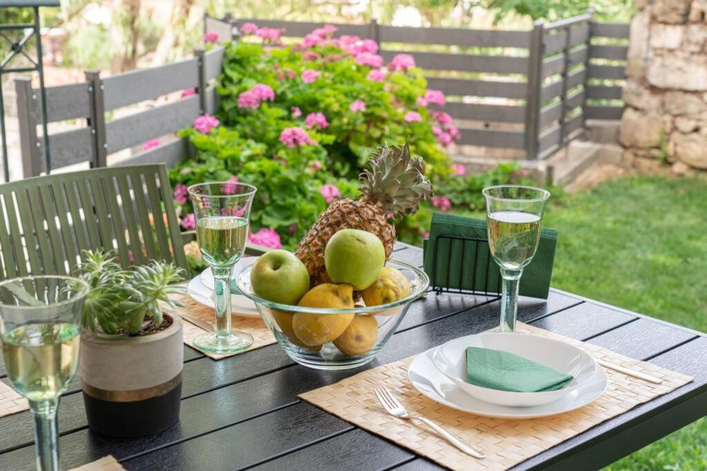 Central & Elegant Suite With Private Garden Аргостолион Екстериор снимка