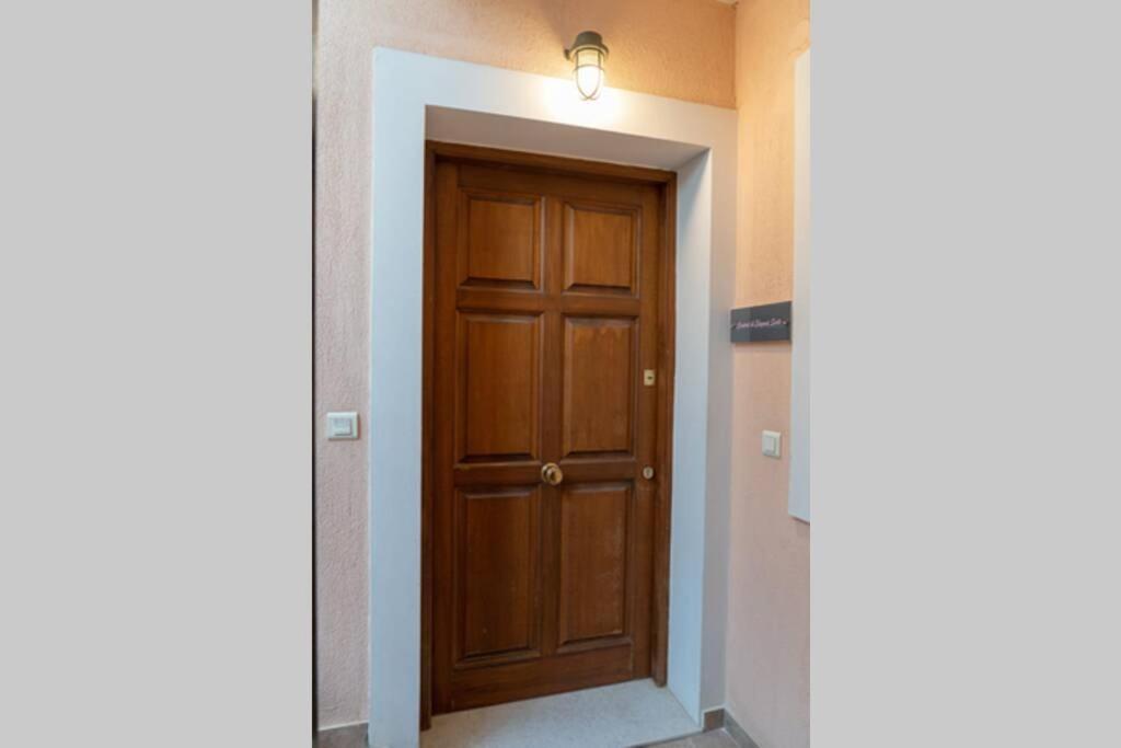 Central & Elegant Suite With Private Garden Аргостолион Екстериор снимка