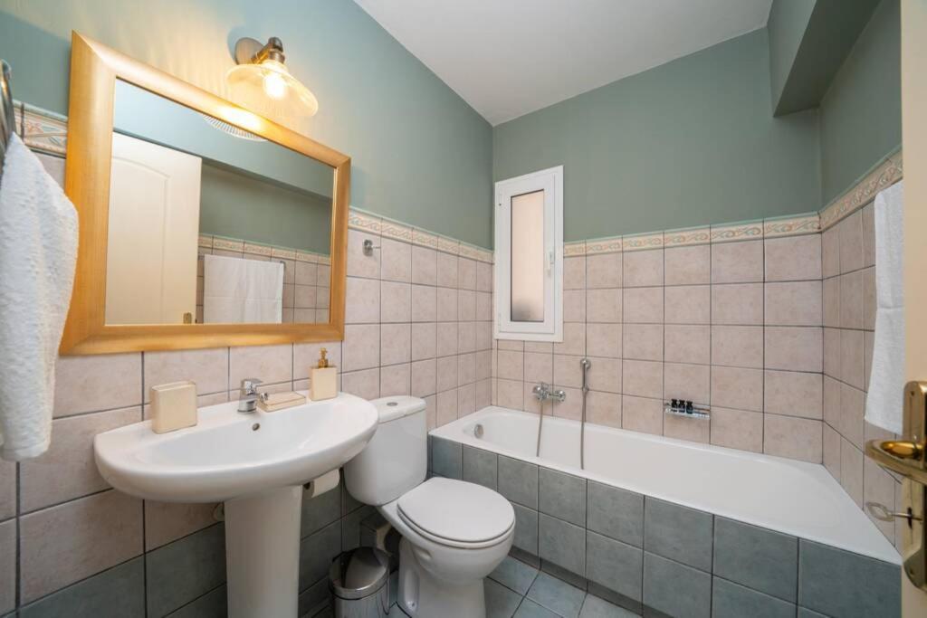Central & Elegant Suite With Private Garden Аргостолион Екстериор снимка
